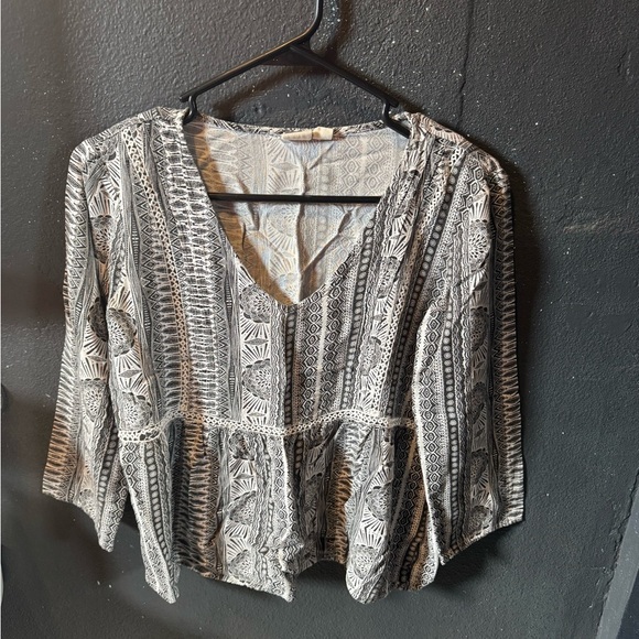 Women’s Roxy White Black Boxy Blouse with Relaxed Fit - Picture 1 of 4